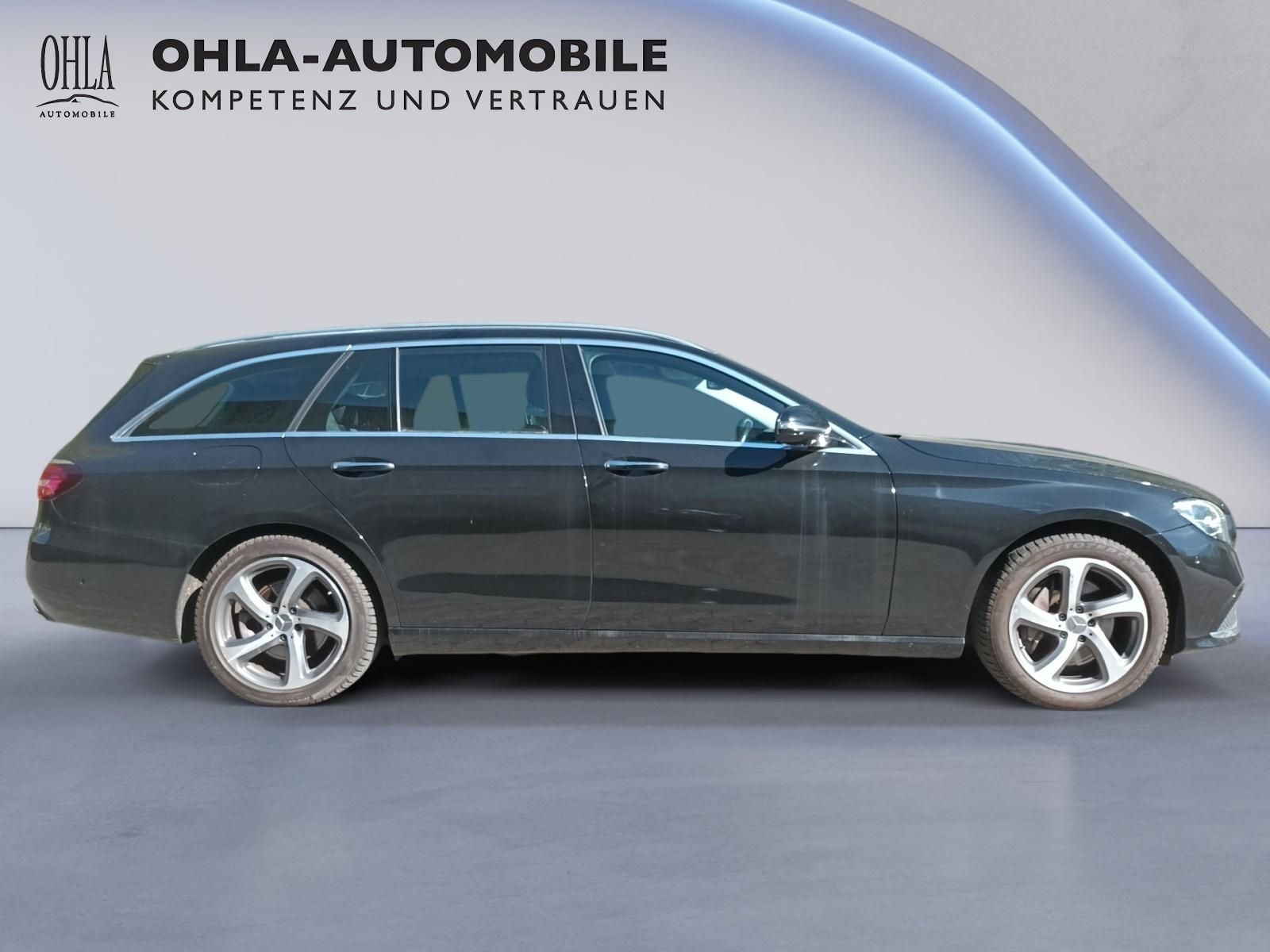 Mercedes-Benz E-Klasse T-Modell grau Seitenansicht bei OHLA-Automobile