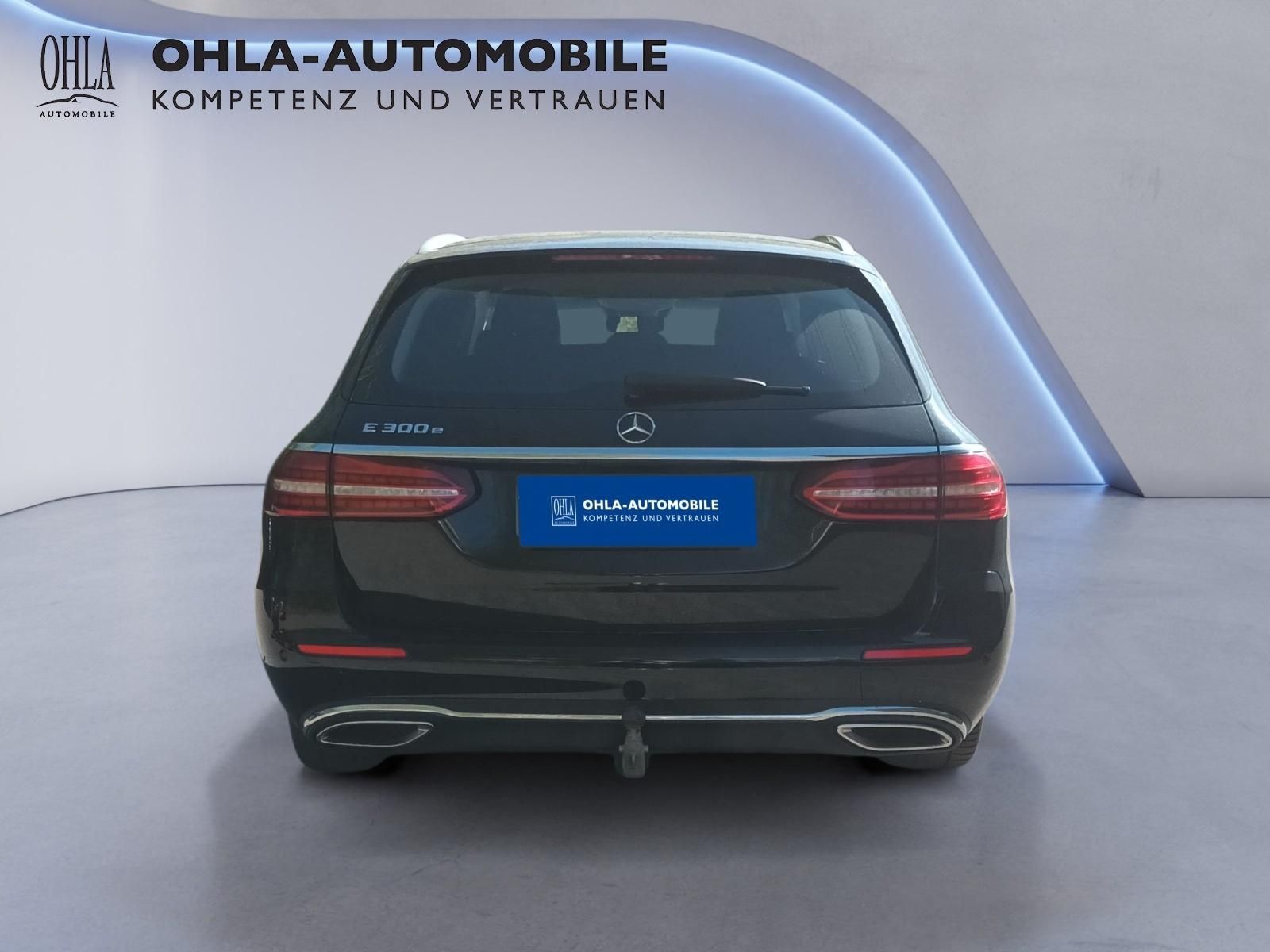 Mercedes-Benz E 300 e Kombi schwarz, Heckansicht im Studio