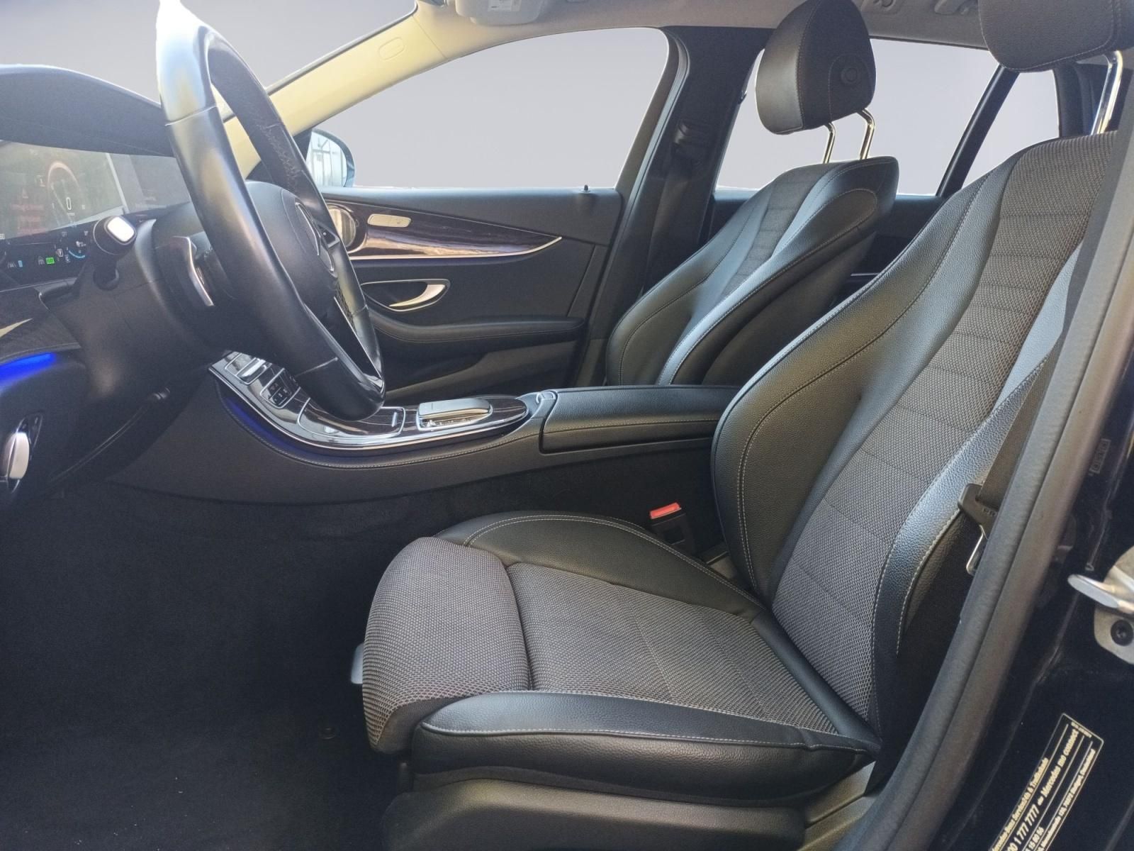 Mercedes-Benz Innenraum mit schwarzen Lederistzen und Cockpit