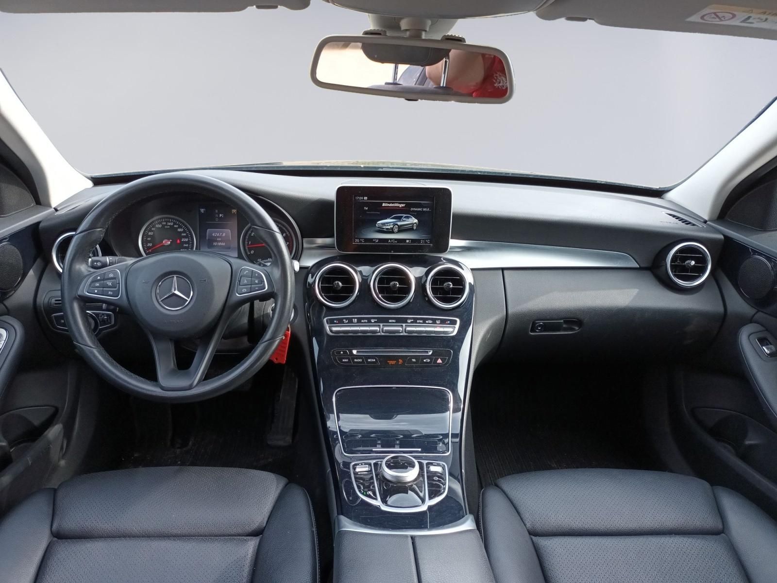 Mercedes-Benz C-Klasse Innenraum mit Cockpit und Lenkrad