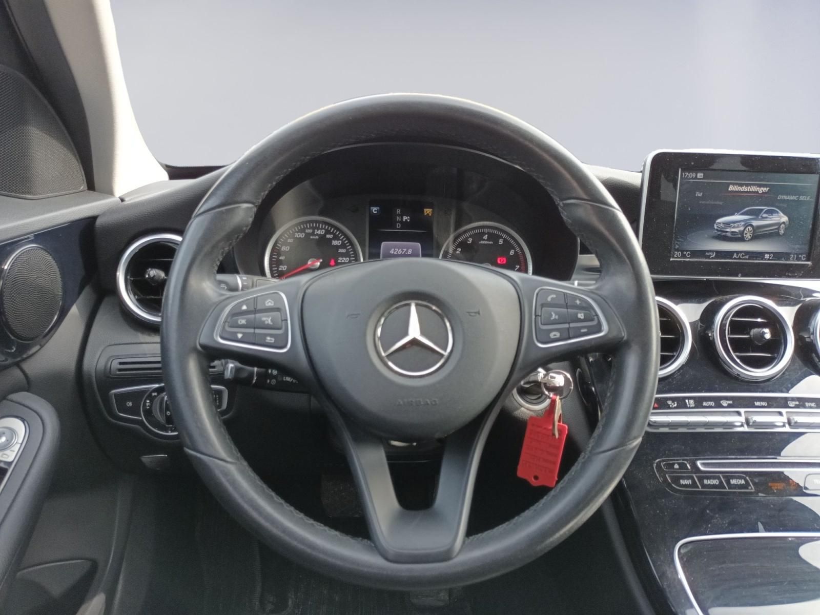 Mercedes-Benz Lenkrad und Cockpit mit Tacho und Multimediadisplay