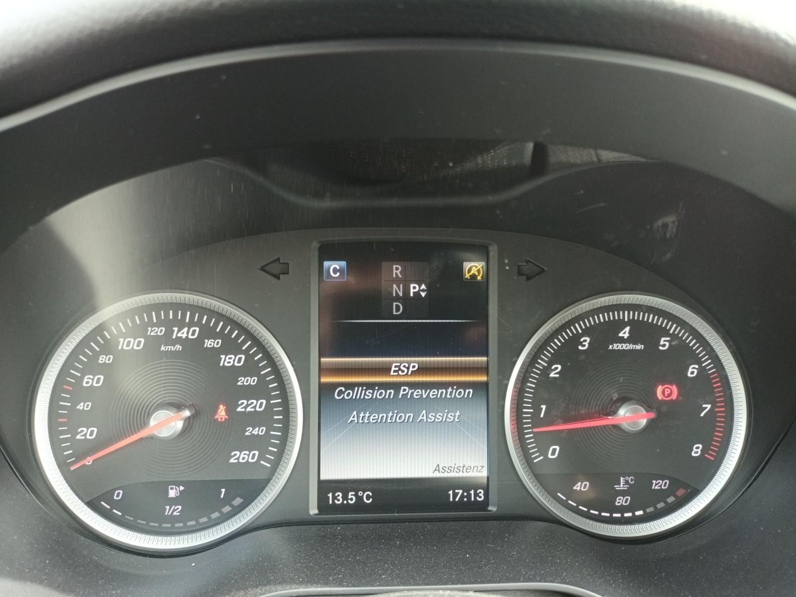 Mercedes-Benz Cockpit Tachometer und Drehzahlmesser mit Assistenzsystem-Anzeige