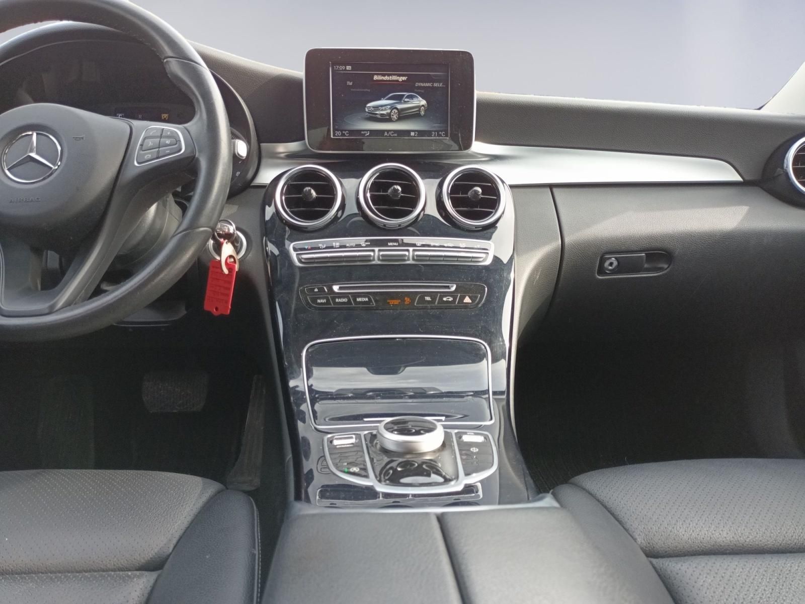 Mercedes-Benz Cockpit mit Navigationssystem und Mittelkonsole