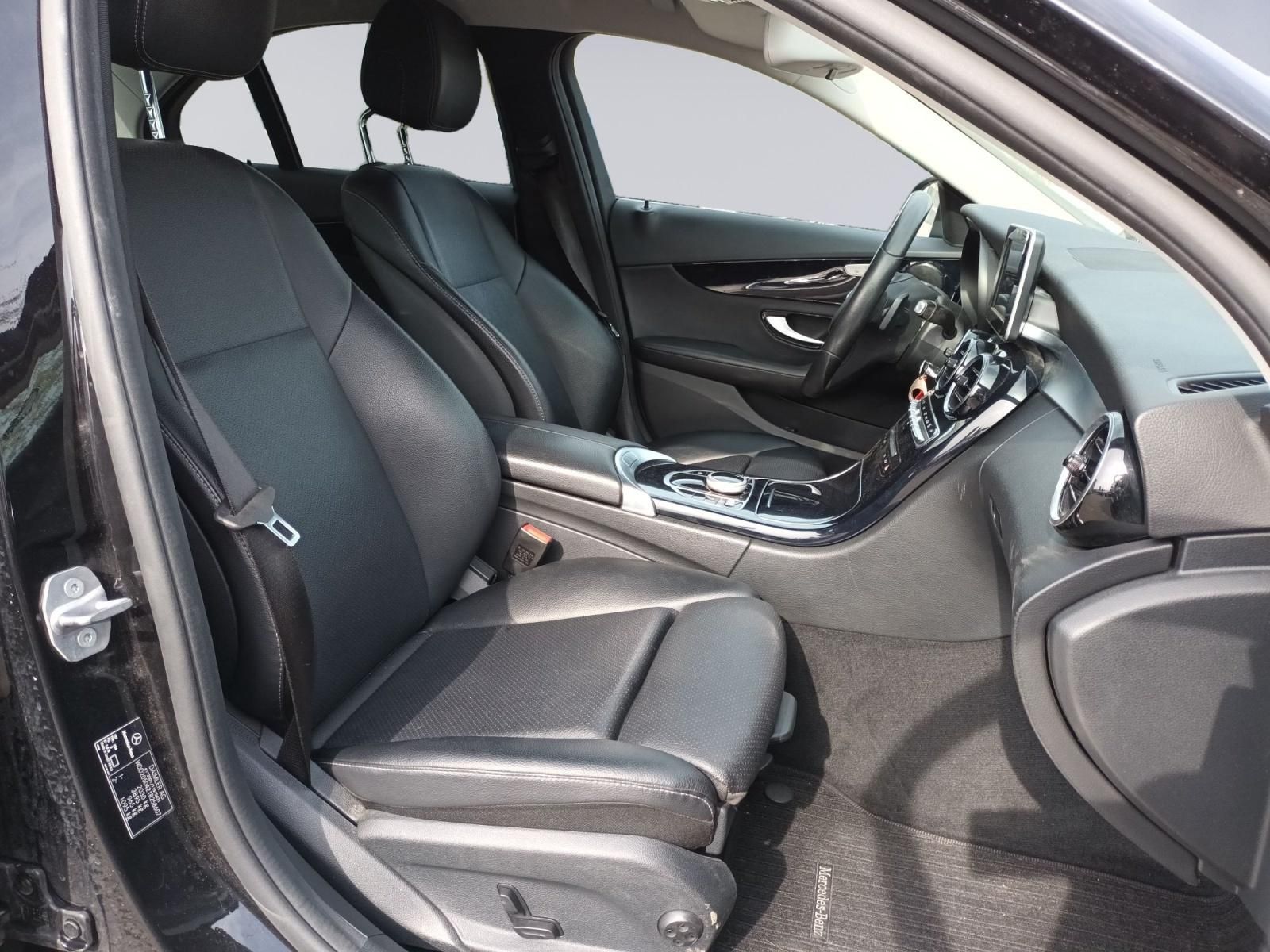 Mercedes-Benz Innenraum Vordersitze und Armaturenbrett von der Beifahrerseite