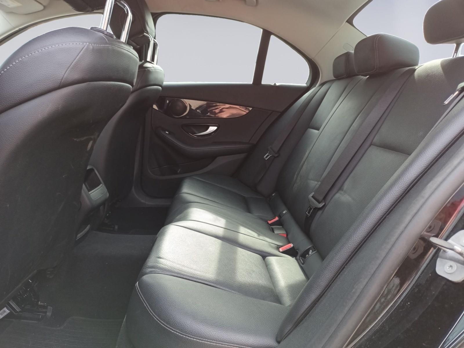 Mercedes-Benz Rücksitzbank mit schwarzem Lederinterieur