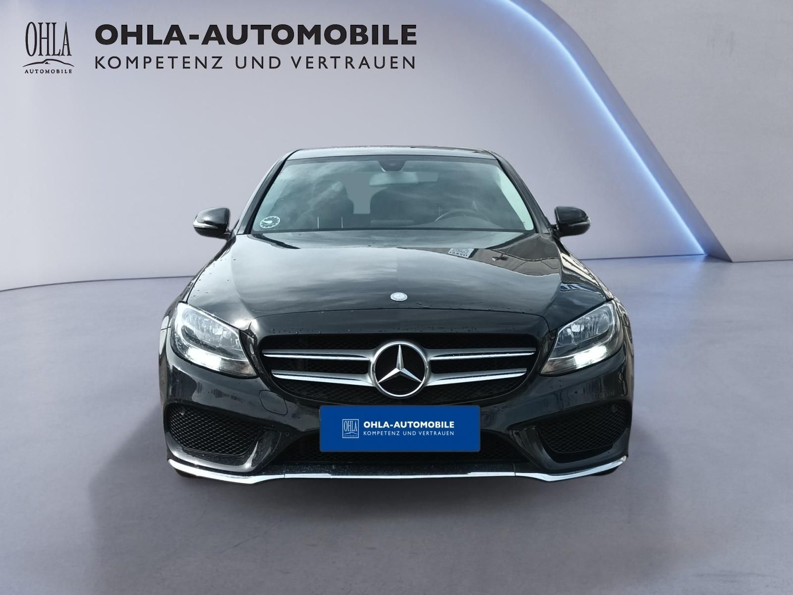 Mercedes-Benz C-Klasse schwarz Frontansicht bei OHLA-Automobile