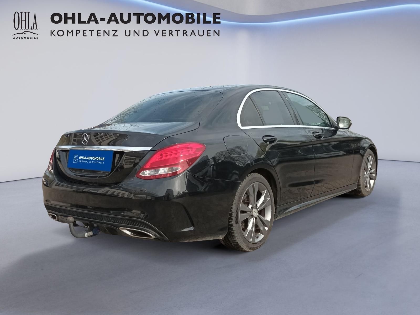 Mercedes-Benz C-Klasse schwarz Heckansicht mit Anhaengerkupplung