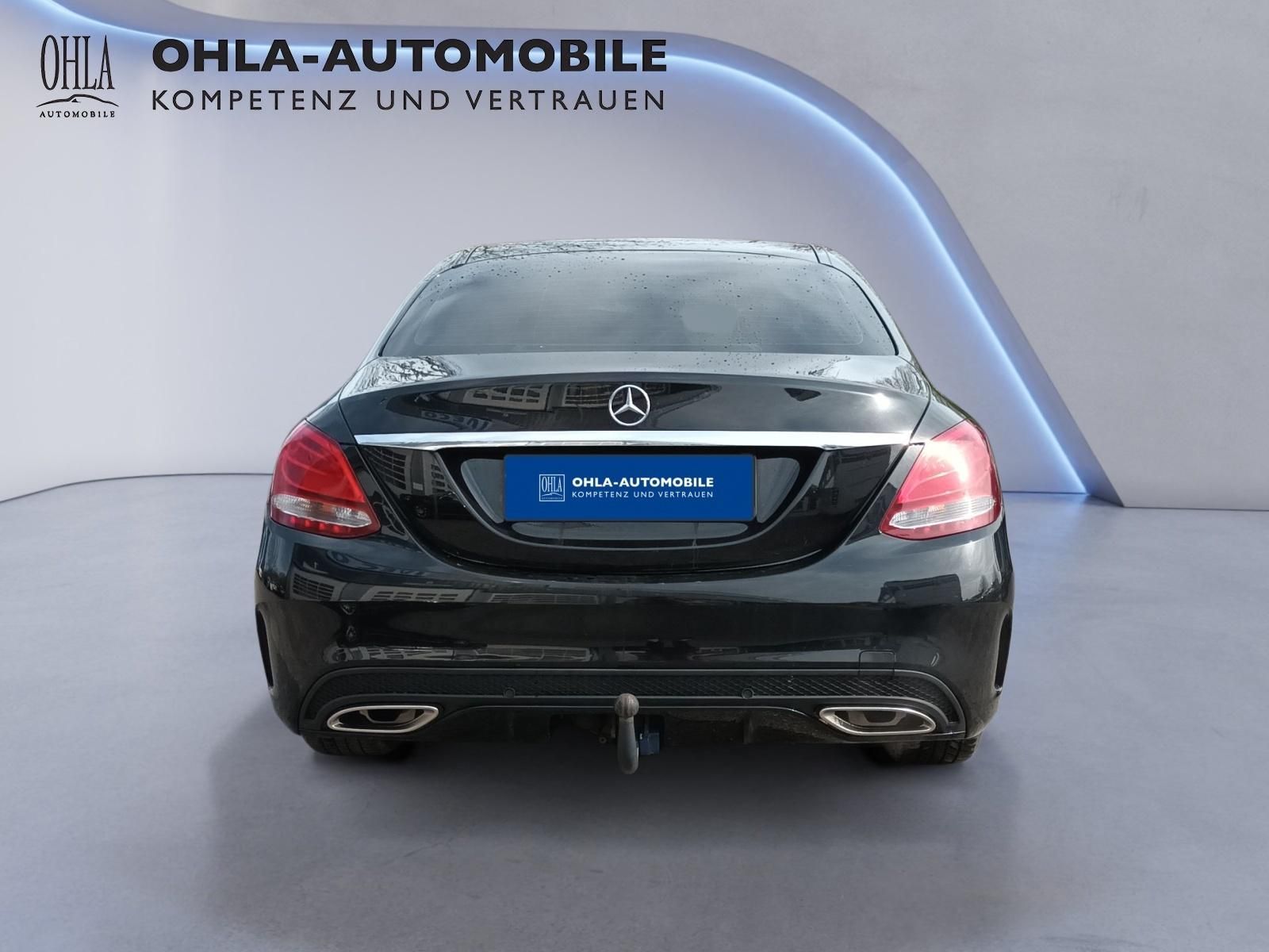 Mercedes-Benz C-Klasse schwarz Heckansicht mit Anhaengerkupplung OHLA-Automobile