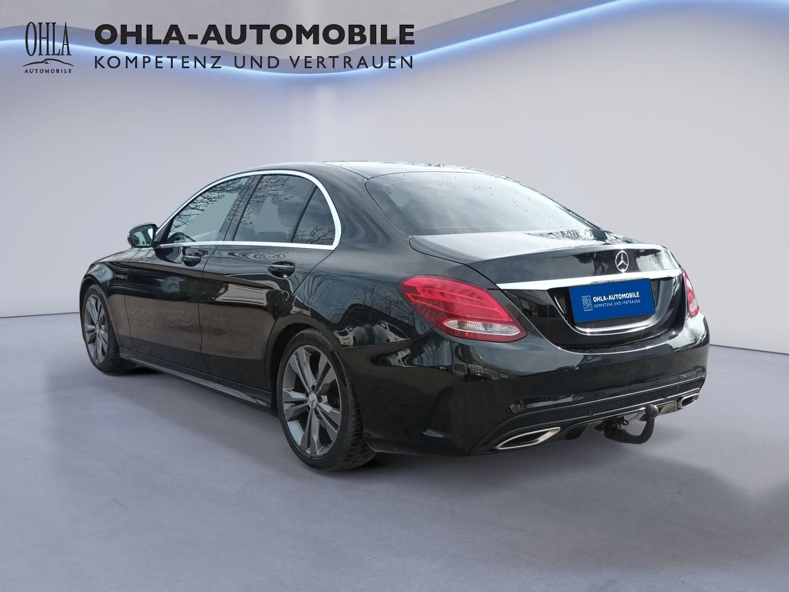 Mercedes-Benz C-Klasse schwarz Heck seitlich, gebraucht bei OHLA