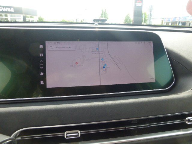Infotainment-Display im Fahrzeug mit Navigationskarte und Google Maps Ansicht