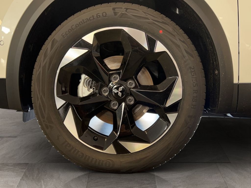 Mitsubishi Leichtmetallfelge mit Continental Reifen im Detail