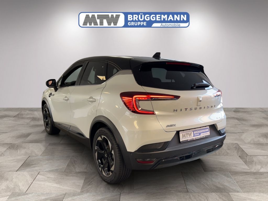 Mitsubishi ASX Heckansicht in Weiß-Beige mit schwarzem Dach im Studio