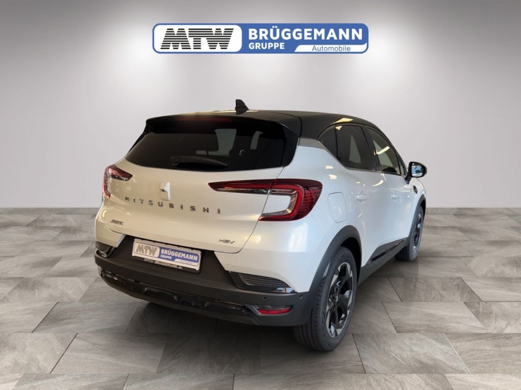 Mitsubishi ASX HEV weiß, Heckansicht mit Panoramaglasdach