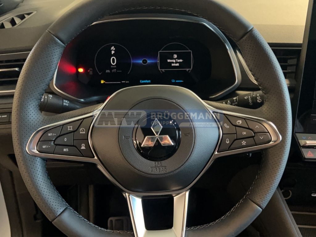 Mitsubishi Cockpit mit Lenkrad und digitalem Kombiinstrument