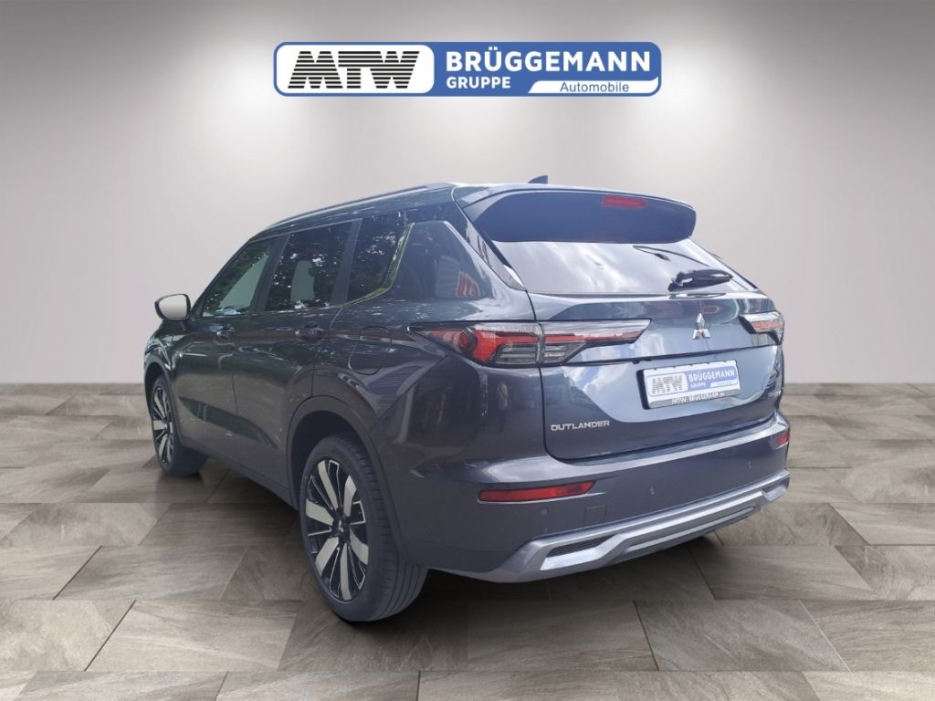 Mitsubishi Outlander in Grau, Heckansicht mit Panoramadach