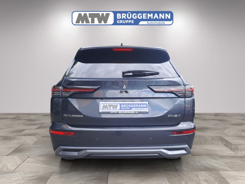 Mitsubishi Outlander PHEV Heckansicht in Blaugrau Metallic