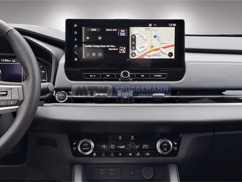 Cockpit mit Navigationssystem und Klimabedienung im Fahrzeuginnenraum