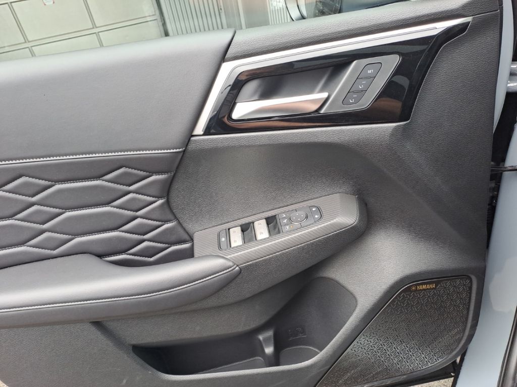 Türverkleidung mit Bedienelementen und Yamaha Lautsprecher im Innenraum