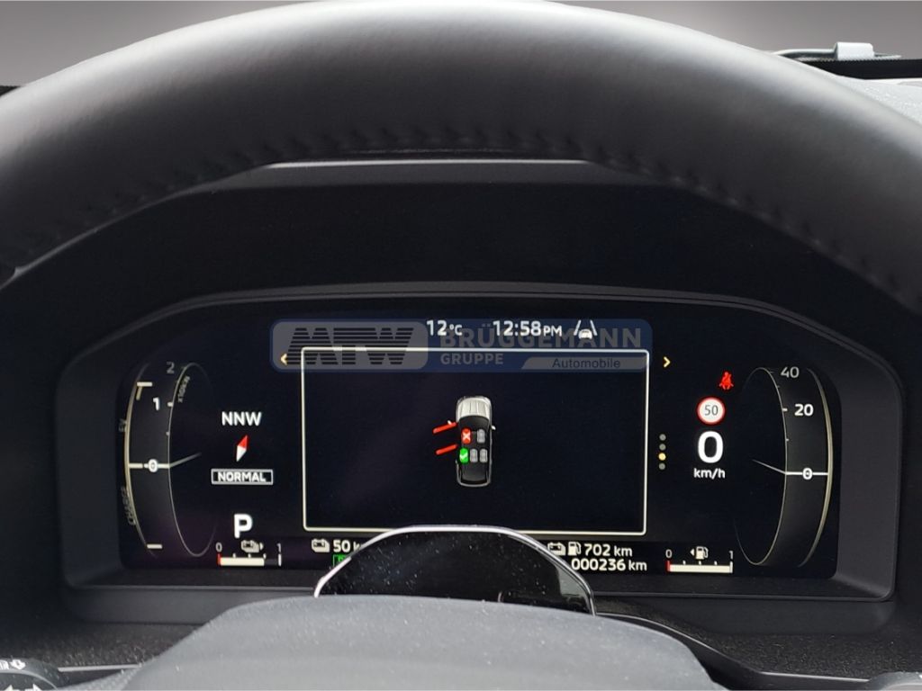 Digitales Kombiinstrument mit Tacho und Fahrassistenz-Anzeige im Fahrzeug