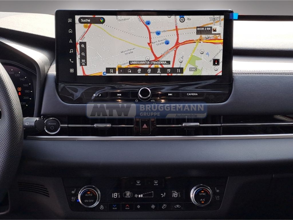 Navigationssystem und Klimabedienung im Fahrzeug-Innenraum