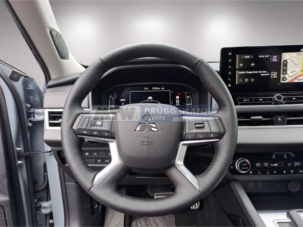 Mitsubishi Innenraum: Lenkrad mit Multifunktionstasten und Cockpit