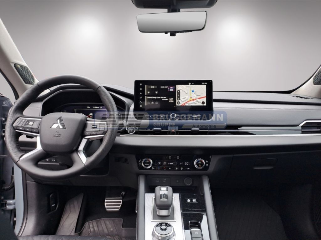 Mitsubishi Cockpit mit Lenkrad, Navigationsdisplay und Automatikgetriebe
