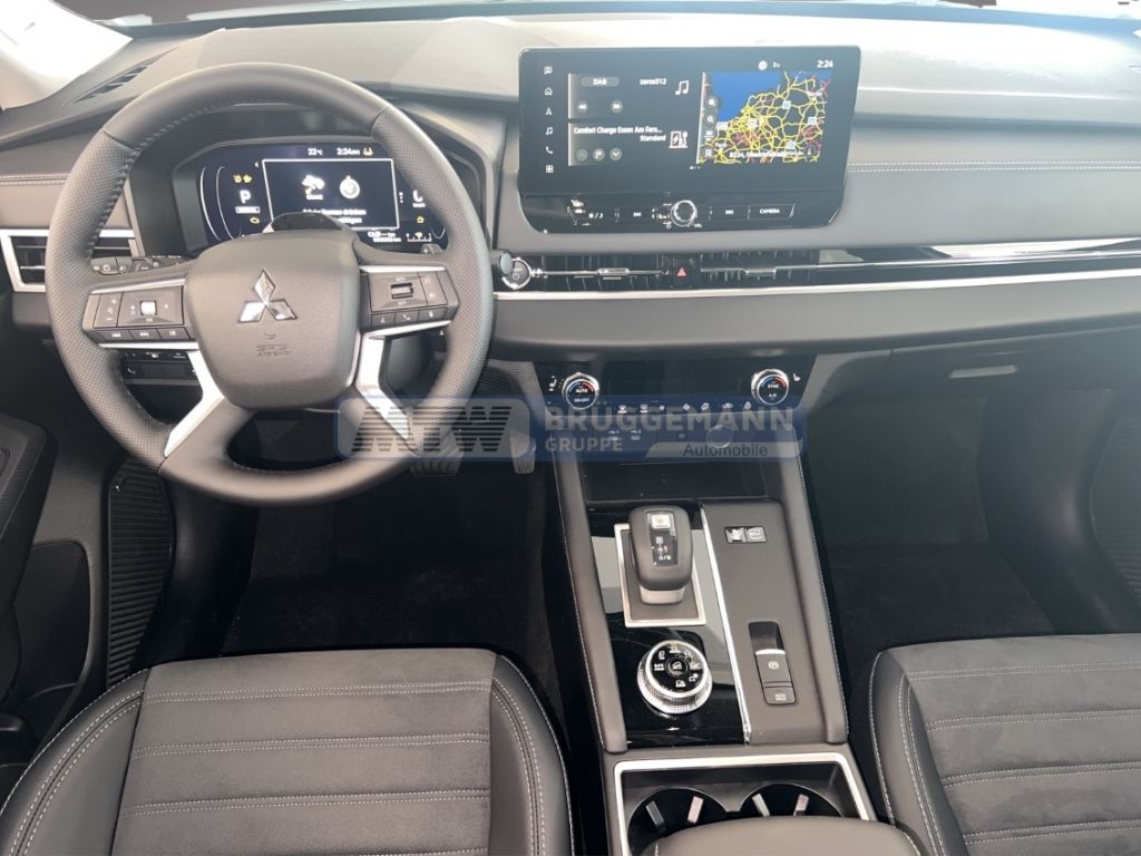 Mitsubishi Outlander Cockpit mit Lenkrad und Navigationsdisplay