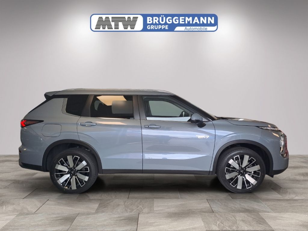 Mitsubishi SUV in Blaugrau, Seitenansicht mit Alufelgen