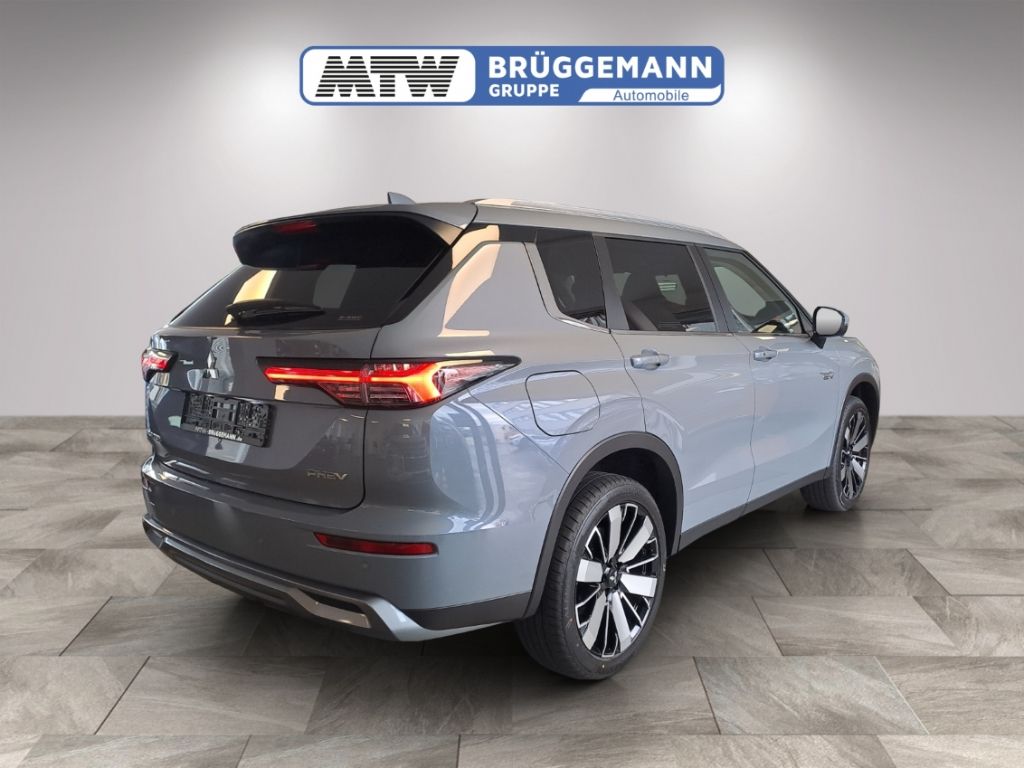 Mitsubishi Outlander PHEV grau, Heckansicht schräg im Autohaus
