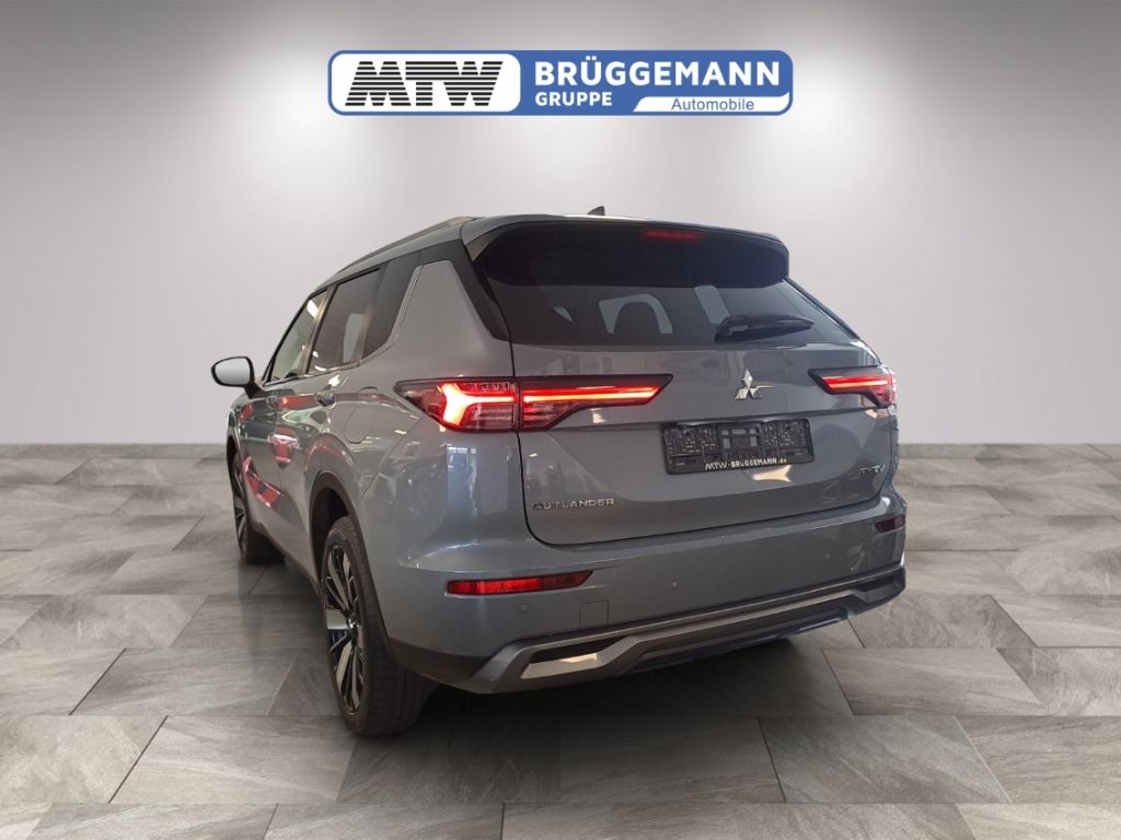 Mitsubishi Outlander SUV grau metallic Heckansicht im Autohaus