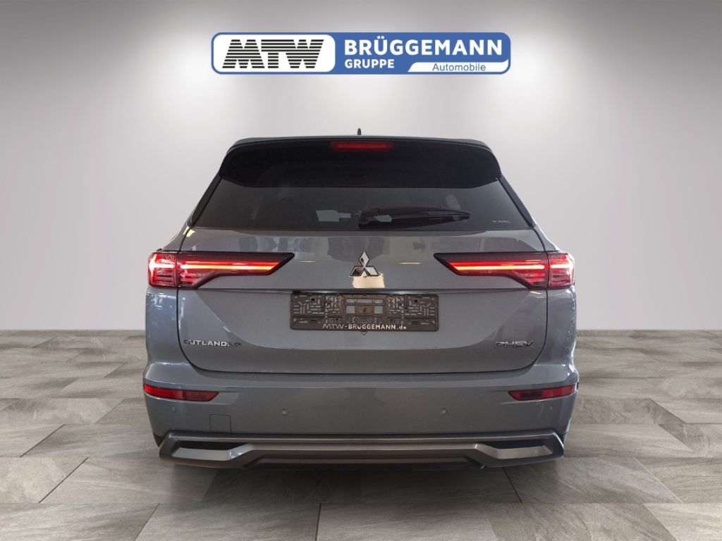 Mitsubishi Outlander PHEV grau, Heckansicht frontal mit Kennzeichenhalter