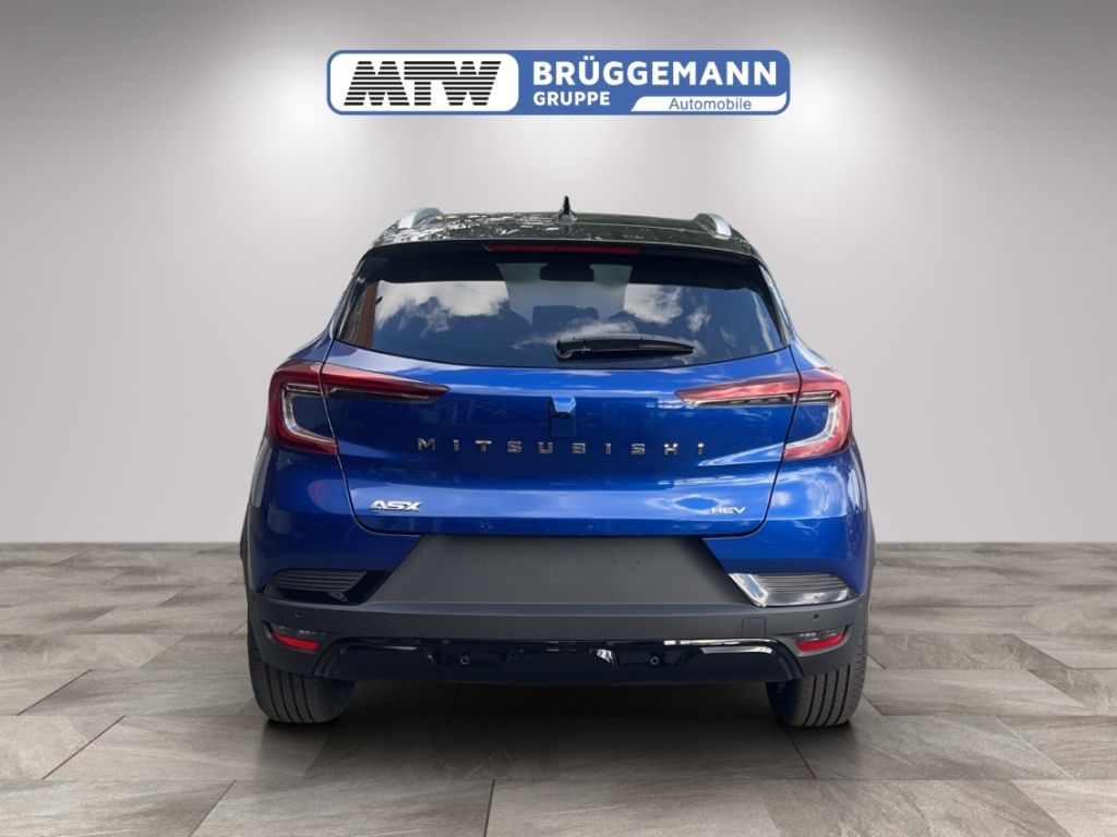 Mitsubishi ASX HEV blau Heckansicht Studioaufnahme