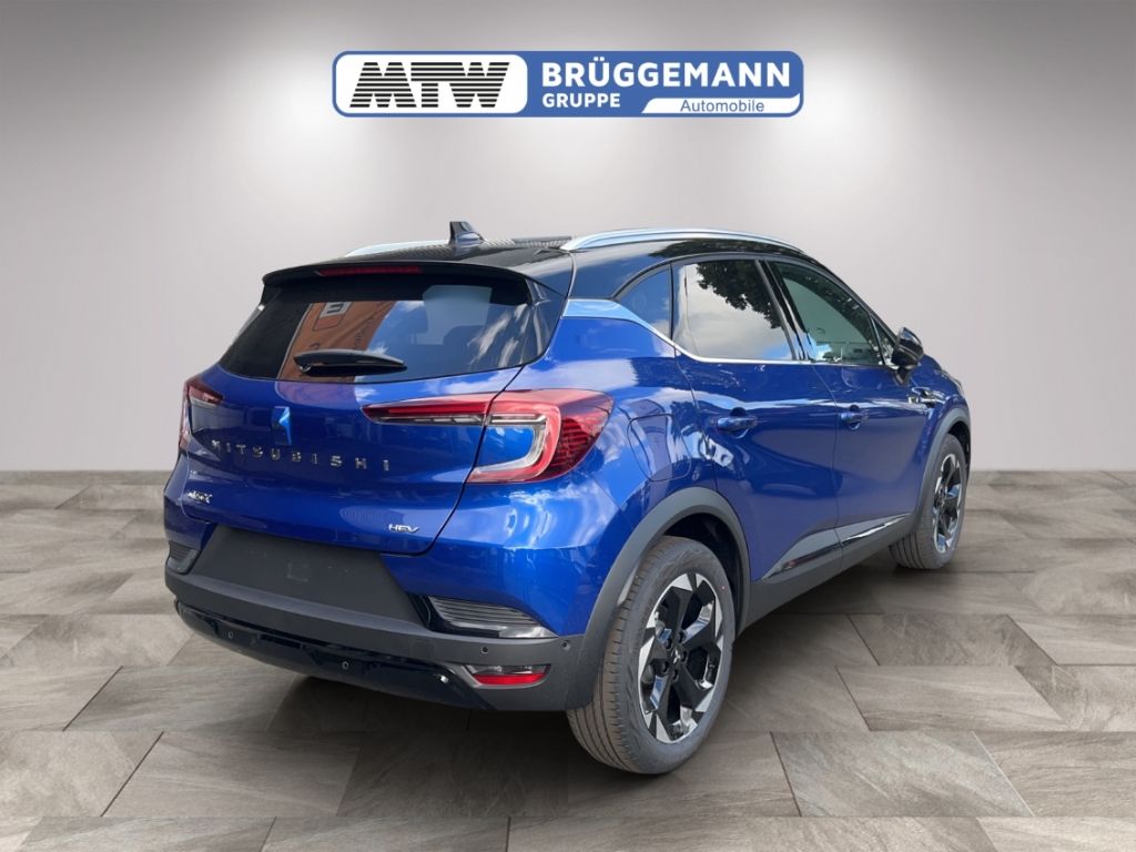 Mitsubishi SUV blau Heckansicht HEV Studioaufnahme