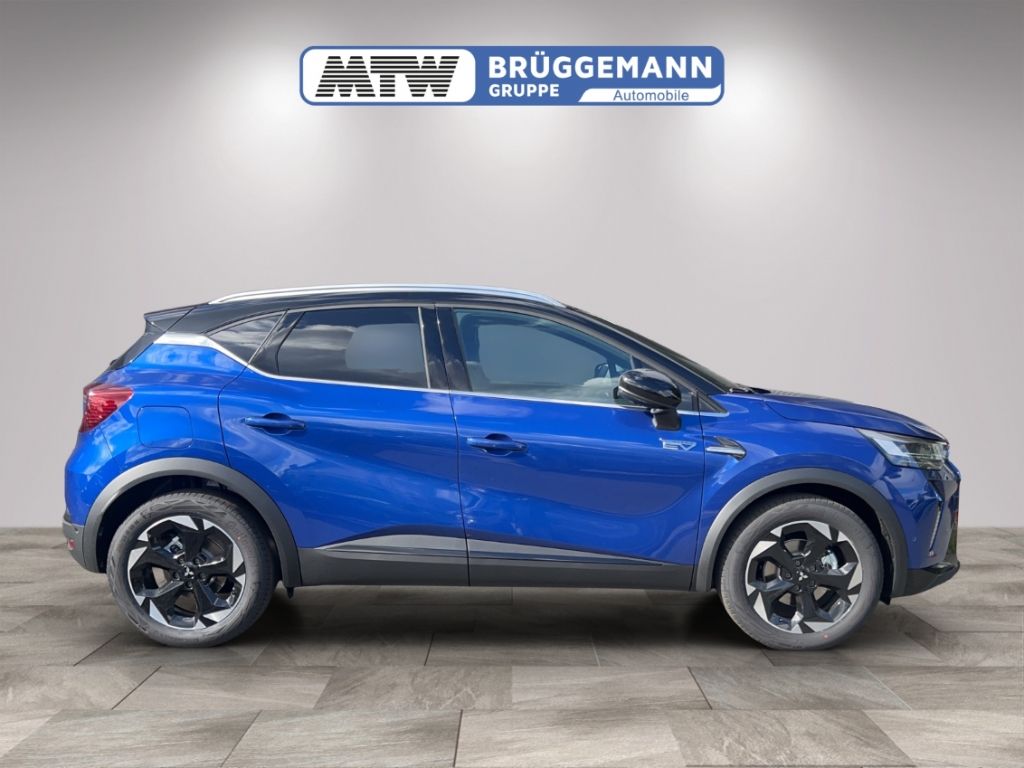 Blauer Mitsubishi SUV Seitenansicht mit Alufelgen im Autohaus
