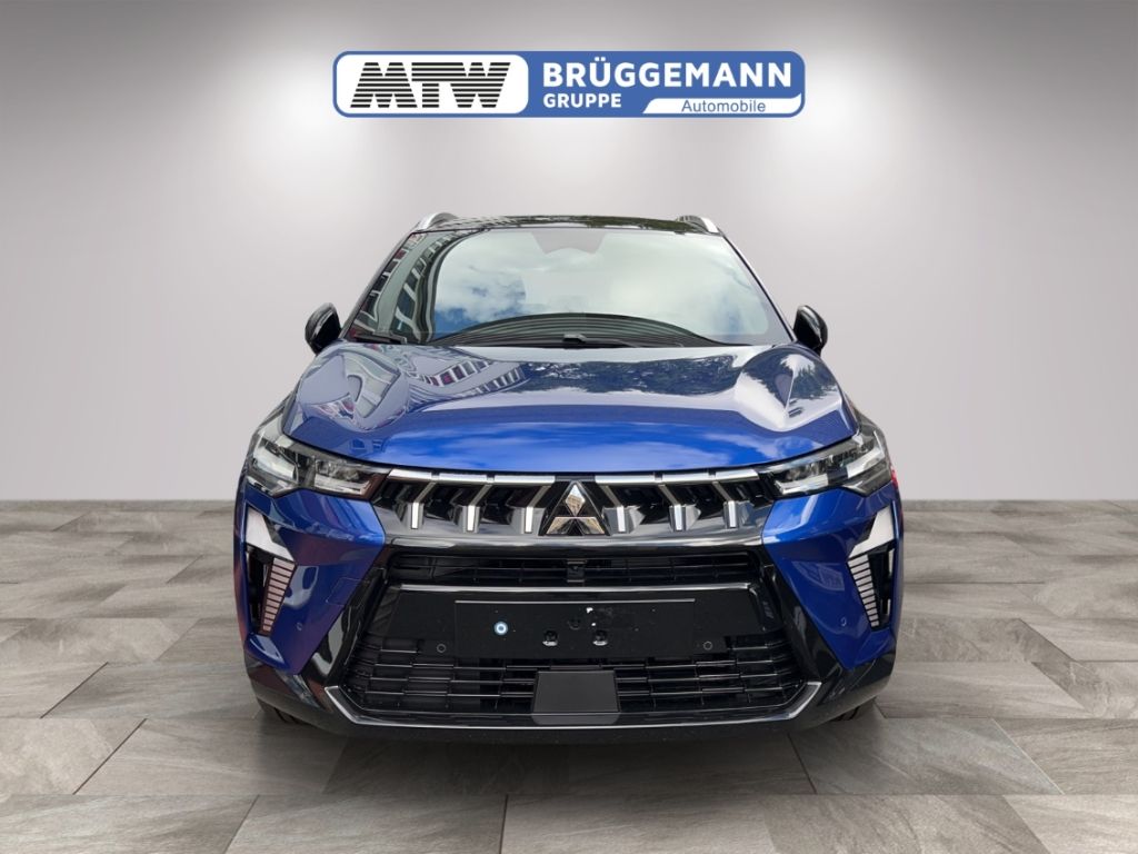Mitsubishi SUV blau in Frontalansicht, moderne Front im Studio