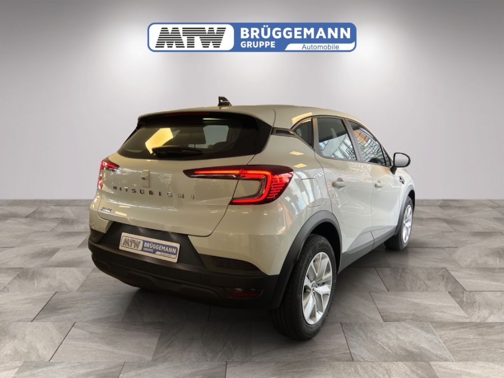 Mitsubishi SUV Heckansicht seitlich in Beige mit Alufelgen