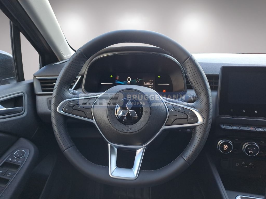Mitsubishi Lenkrad und Cockpit mit Multifunktionstasten und Display