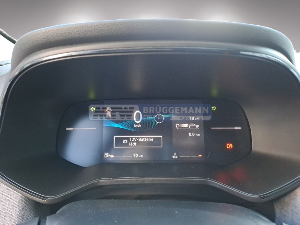 Digitales Kombiinstrument mit Anzeigen im Fahrzeugcockpit