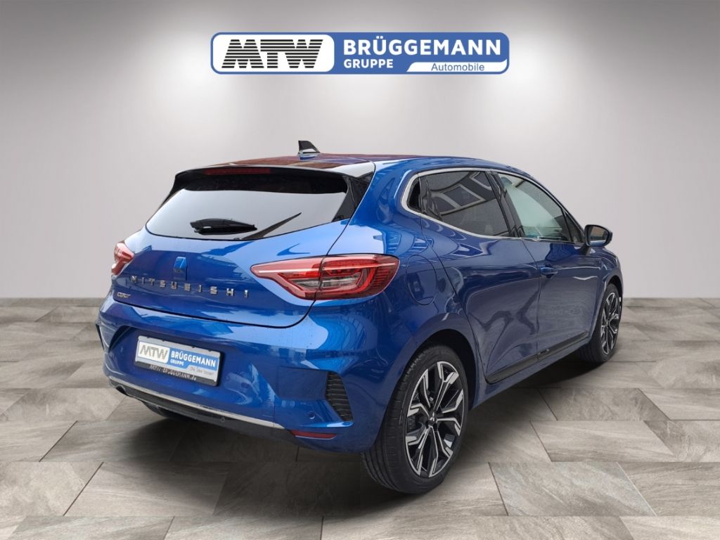 Mitsubishi Colt blau, Seitenansicht von hinten im Studio