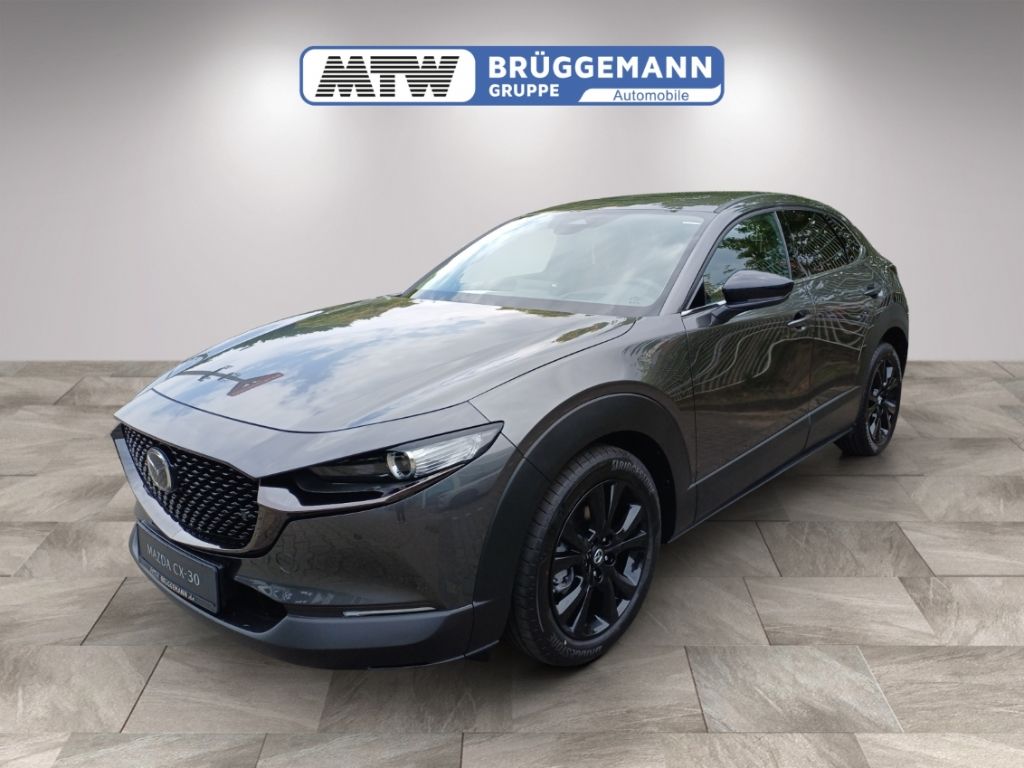 Mazda CX-30 in Grau, Frontansicht schräg beim Händler