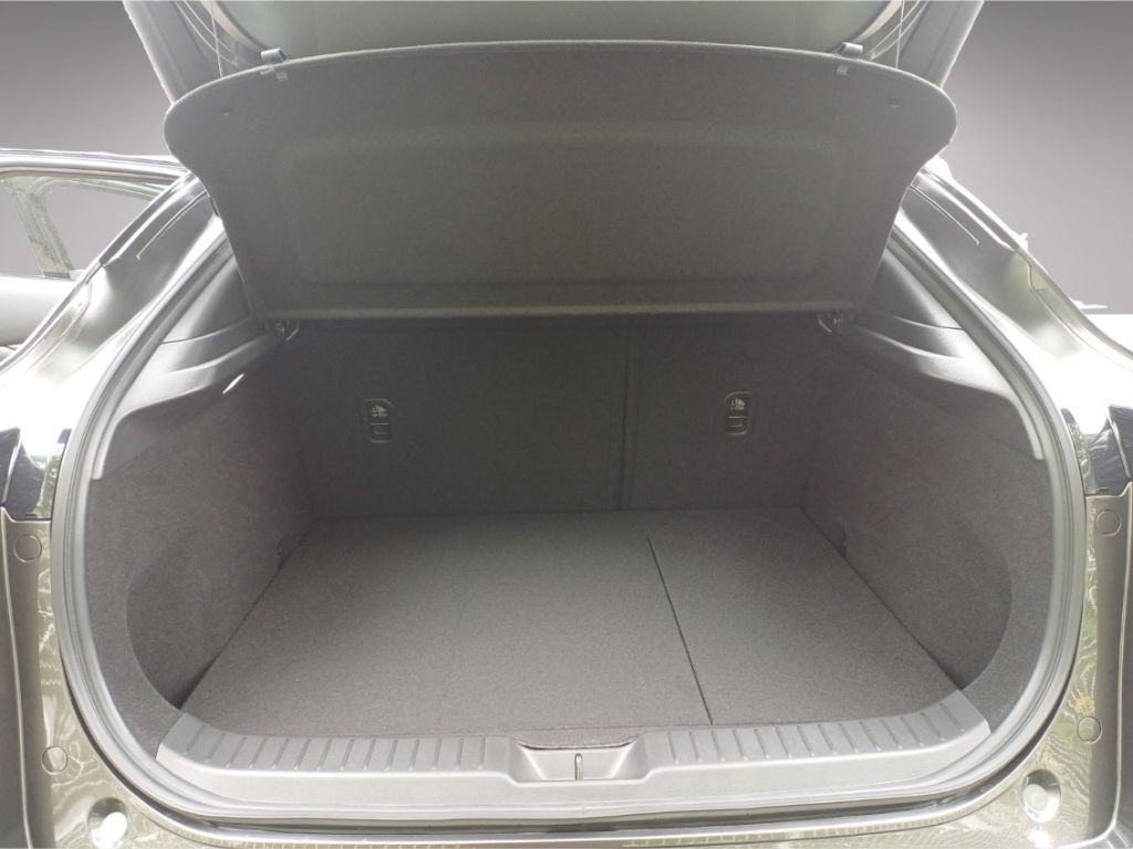Kofferraum des Mazda CX-30 mit geöffneter Heckklappe