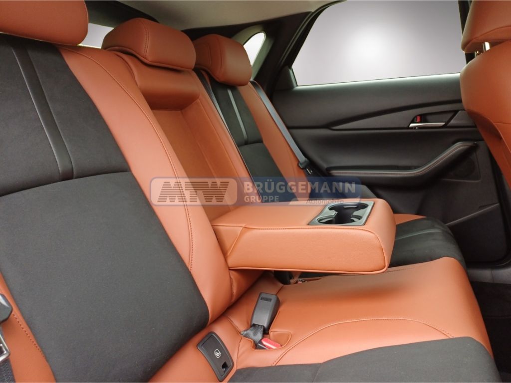 Mazda Innenraum Rücksitze mit braunem Leder und Armlehne