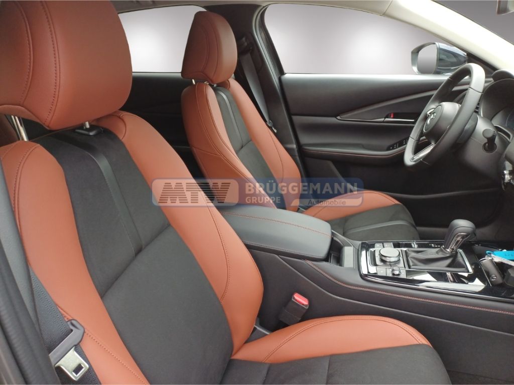 Innenraum Mazda mit braunen Lederrsitzen und Cockpit