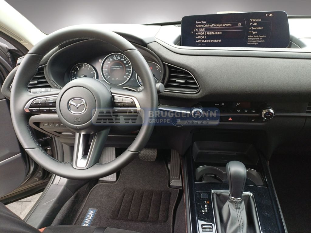 Mazda Cockpit mit Lenkrad und Multifunktionsdisplay