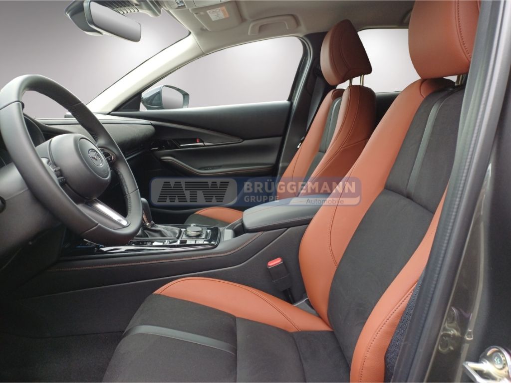 Mazda CX-30 Innenraum mit braun-schwarzen Lederersitzen und Cockpit