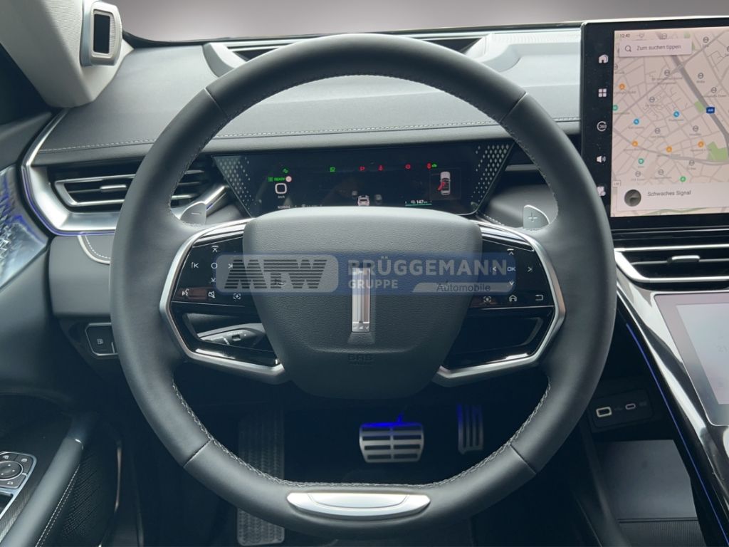 Lenkrad und digitales Cockpit im Innenraum des WEY 05 SUV