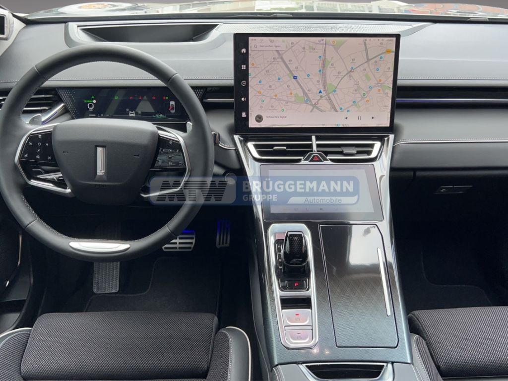 Cockpit mit Lenkrad und Navigationsdisplay, Innenraum Lincoln-Modell