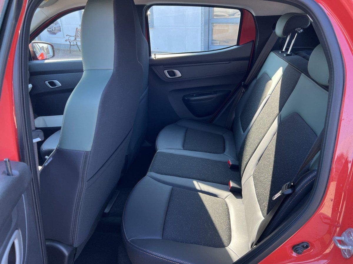 Fahrzeug Rückbank mit Sitzen und Innenausstattung - Auto Rücksitzbereich