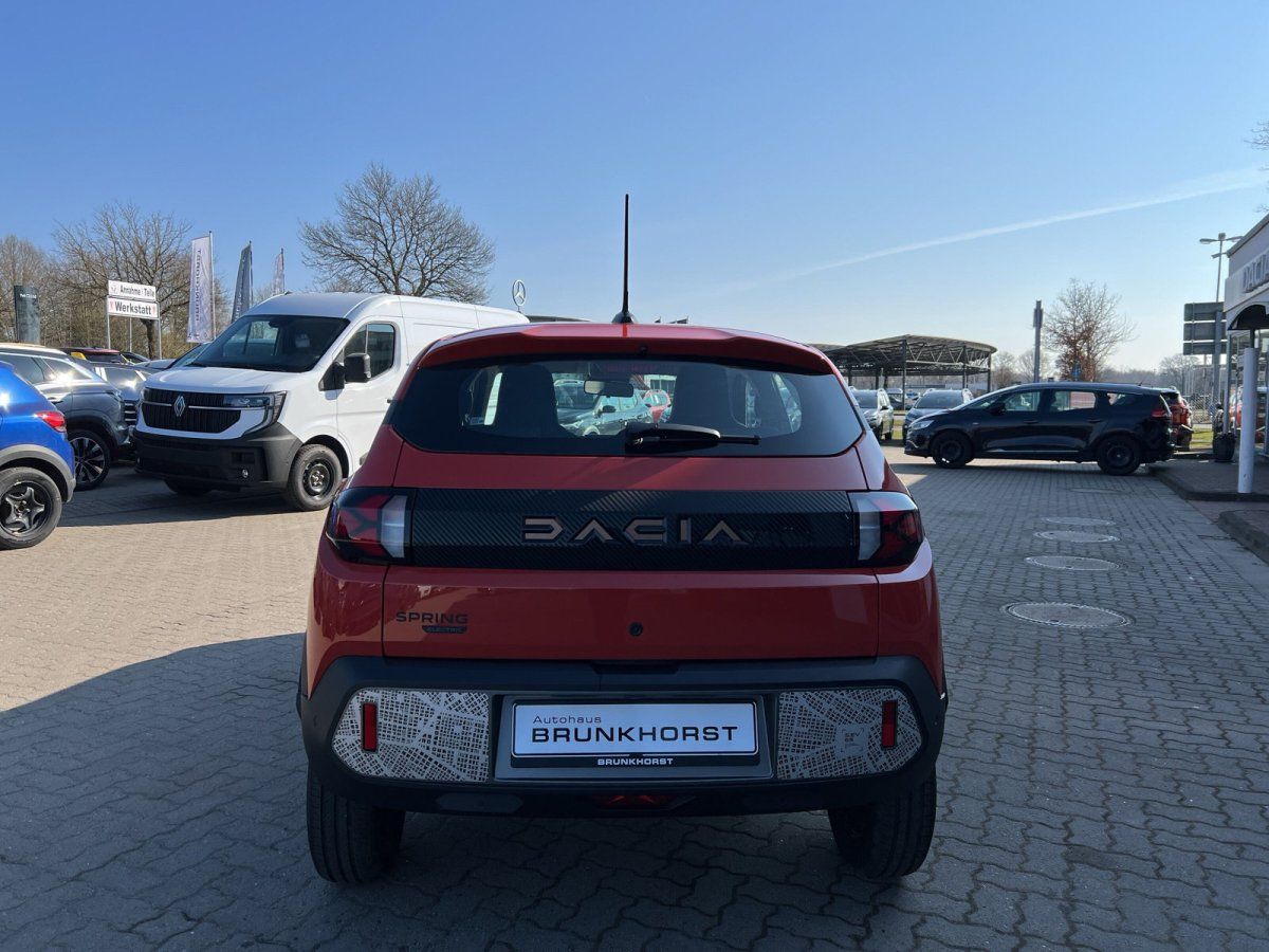 Dacia Spring Elektroauto Heckansicht in Orange - Kompakt-SUV mit Autohaus Brunkhorst Kennzeichen