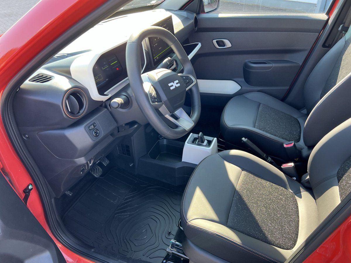 Dacia Fahrzeug Innenraum mit Lenkrad und Armaturenbrett - Kompakt-SUV Cockpit in Grau